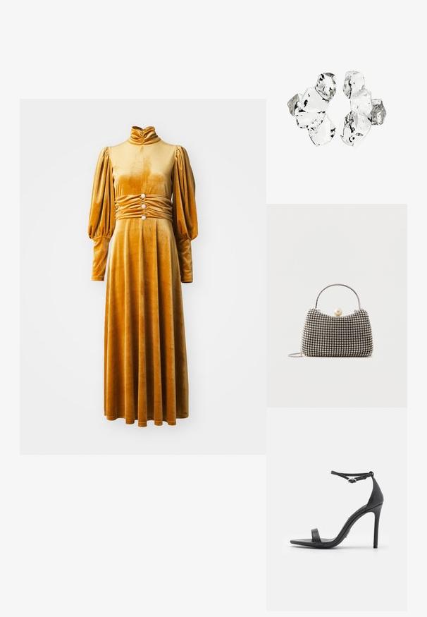 Mosterdgele fluwelen jurk met een hoge hals, opgezette lange mouwen en een verzamelde taille met drie decoratieve knopen. Vloerlange ontwerp.; Zwarte hoge hakken sandalen met een open teen, dunne banden en een enkelsluiting. Gladde leren textuur met een puntige neus.; Kleine handtas met zilverkleurig rasterpatroon, gebogen handvat, grote parel sluiting en een dunne zilveren kettingriem op een effen achtergrond.; Cluster van zes onregelmatig gevormde, doorschijnende en reflecterende glasachtige stukken die zijn gerangschikt op een witte achtergrond.