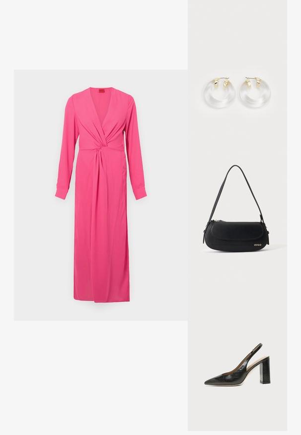 Vestido rosa de manga larga con escote en V profundo, detalle a modo de torción en la cintura y una silueta alargada que llega hasta el suelo. Textura de tela suave.; Zapato slingback de piel negra con puntera puntiaguda, tacón alto y ancho, y forro interior beige sobre un fondo claro y liso.; Bolso de hombro de cuero negro con solapa curva, logo dorado "HUGO" en el frente y una correa ajustable.; Pendientes de aro de acrílico transparente con acentos metálicos en tono dorado y un acabado pulido. Presentan un diseño circular y suave.