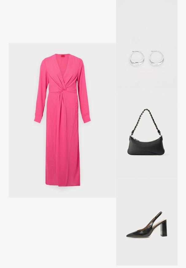 Robe longue à manches longues rose avec un décolleté en V profond, détail de torsion froncé à la taille, et une silhouette épurée jusqu'au sol. Texture de tissu lisse.; Chaussure slingback en cuir noir à bout pointu avec un talon bloc haut et une doublure intérieure beige sur un fond clair uni.; Sac à bandoulière en cuir noir de forme rectangulaire incurvée, avec une chaîne dorée tissée dans la bandoulière noire tressée et une fermeture éclair sur le dessus.; Boucles d'oreilles en argent avec une finition polie et un branding DKNY, présentées sur un fond blanc uni.