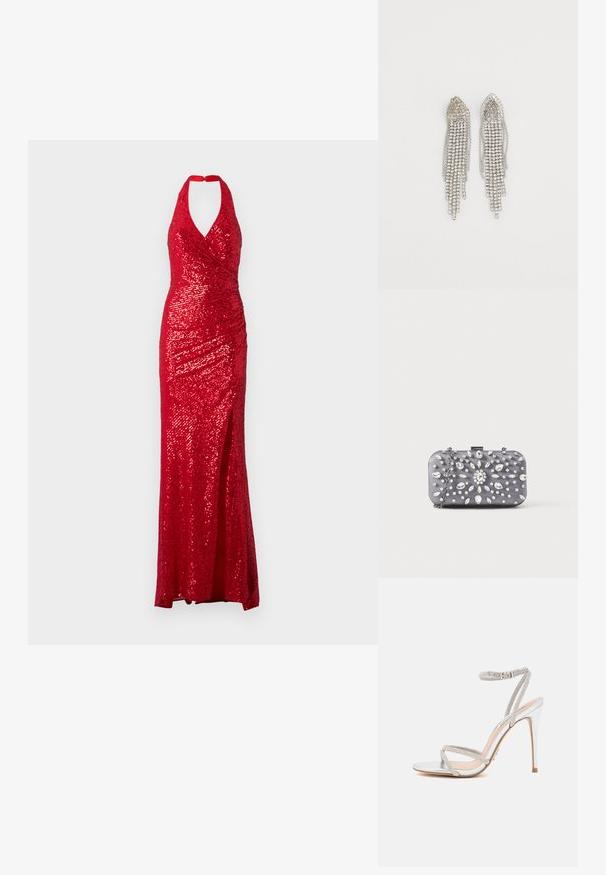 Rød pailletkjole med halterneck, tætsiddende liv og en slids i siden. Stoffet har en skinnende tekstur med et draperet design.; Sølv højhælede sandal med tynde stropper, prydet med rhinsten, og med et elegant design og spids tå.; Lille rektangulær mørkegrå clutch pyntet med klare rhinsten i et strålende mønster og en sølvkæde som strop.; Sølvøreringe med et kaskade-design, der har flere rækker af glitrende rhinsten, spidse toppe og delikate kædeaccentueringer.