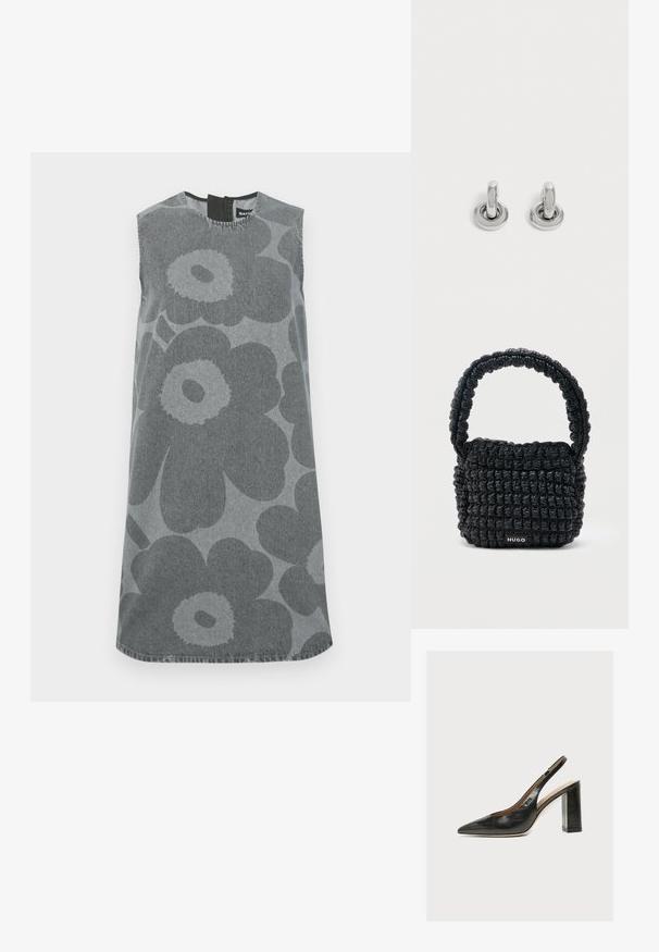 Vestido sin mangas en denim gris con grandes estampados florales en gris oscuro. Escote redondeado con una abertura en la espalda en forma de llave y silueta recta.; Zapato de mujer slingback de piel negra con puntera puntiaguda y tacón alto grueso de bloque sobre fondo blanco.; Bolso pequeño negro acolchado con asa corta acolchada y etiqueta "HUGO" en el frente, exhibido sobre un fondo claro y liso.; Par de pequeños pendientes de aro plateados brillantes con base redonda, exhibidos sobre un fondo claro y liso.