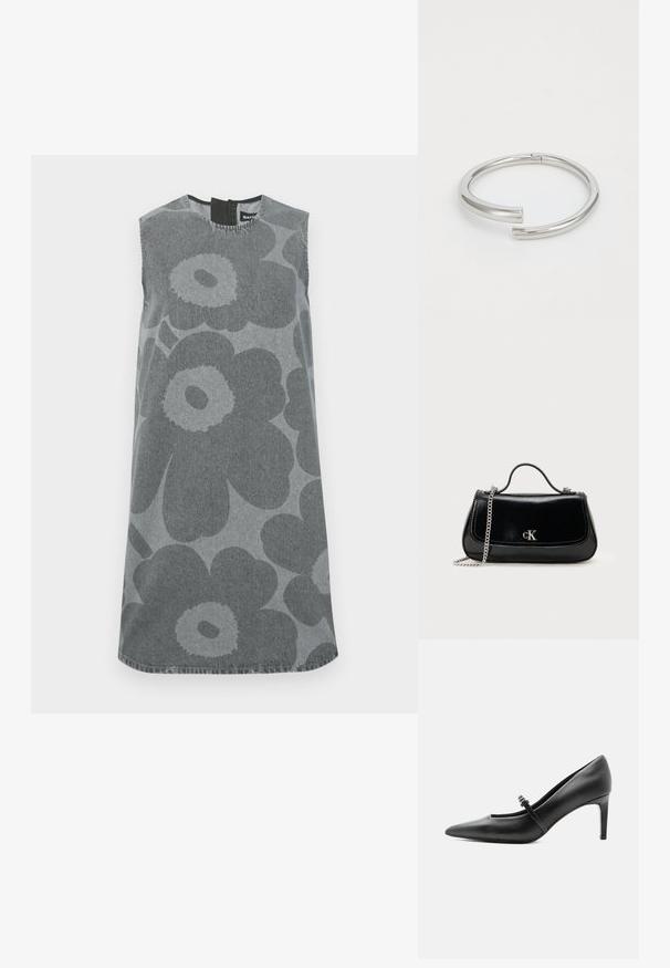 Vestido sin mangas en denim gris con grandes estampados florales en gris oscuro. Escote redondeado con una abertura en la espalda en forma de llave y silueta recta.; Zapato de tacón alto de cuero negro con punta puntiaguda, con tira fina y hebilla sobre el empeine, sobre fondo claro y neutro.; Bolso de mano de cuero negro con correa de cadena, forma estructurada y un acento de logo plateado. Textura suave con cierre de solapa.; Calvin Klein SPIRAL - Pulsera - silver-coloured