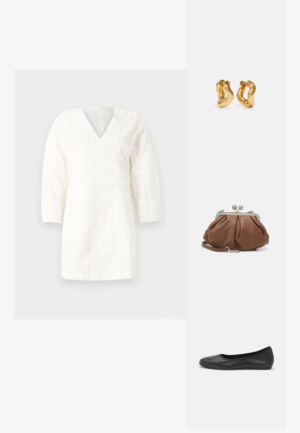 Vestido blanco con escote en V, mangas tres cuartos y patrones florales texturizados. Corte recto con un acabado suave y cierre de cremallera en la parte posterior.; Bailarina de piel negra con punta redondeada, textura suave, detalle de costura minimalista y diseño de suela flexible.; Weekend Max Mara PRATI - Clutch - cuoio; Pendientes de aro en tono dorado con un diseño ondulado, que presentan una superficie lisa y brillante y una forma aerodinámica. Sin cierres visibles.