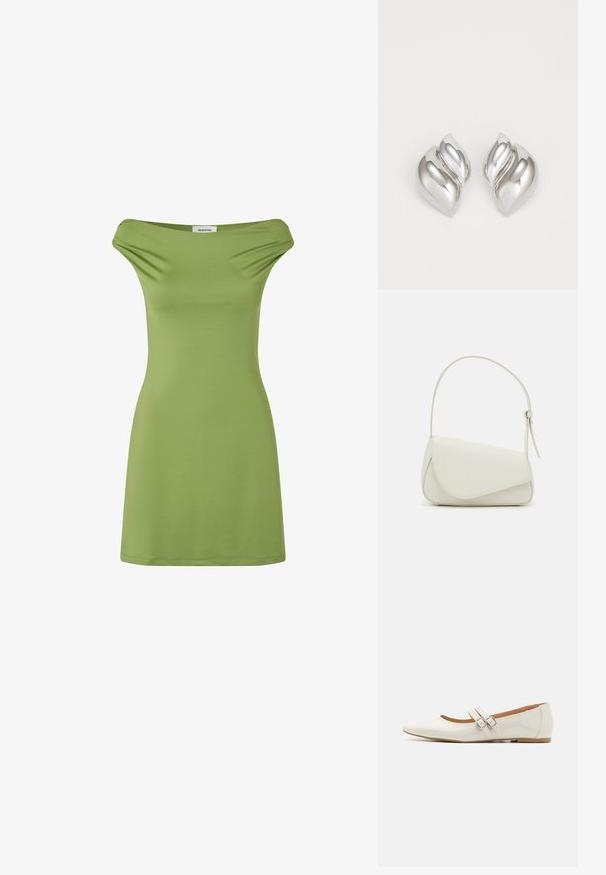 Groene off-the-shoulder jurk van zacht, rekbaar materiaal. Eenvoudig ontwerp, aansluitende snit en middellange lengte tot de bovenbenen. Glad textuur.; Witte patenten leren ballerina's met een puntige neus, twee decoratieve banden met zilveren gespen en een subtiele bruine zool.; Witte nepleren handtas met een gestructureerde driehoekige vorm, een enkele verstelbare schouderriem en een klep met ronde accenten.; Zilveren oorbellen met een organische, abstracte vorm. Gladde, glanzende oppervlakte met een taps toelopend ontwerp. Beschikken over subtiele rondingen en een centrale lijn detail.