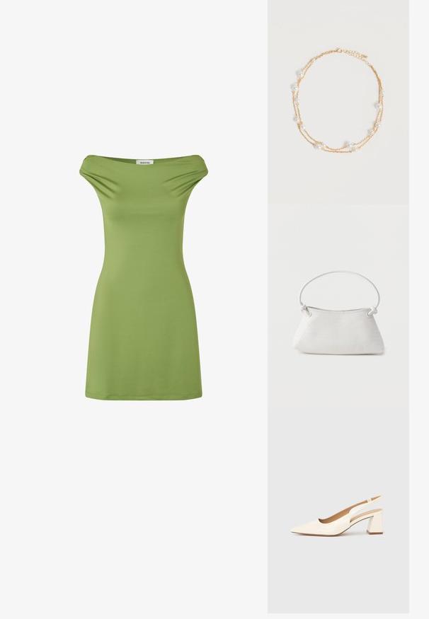 Groene off-the-shoulder jurk van zacht, rekbaar materiaal. Eenvoudig ontwerp, aansluitende snit en middellange lengte tot de bovenbenen. Glad textuur.; Slingback pump van glanzend crèmekleurig lakleer, met een spitse neus en een stevige blokhak voor stabiliteit. Minimalistisch ontwerp, zonder versieringen.; Witte handtas van gevlochten leer met een afgeronde handgreep en uiteinden van de band die geknoopt zijn, afgebeeld tegen een effen achtergrond.; Delicate dubbel gelaagde gouden ketting met gelijkmatig verdeelde kleine witte pareltjes op een eenvoudige lichte achtergrond.