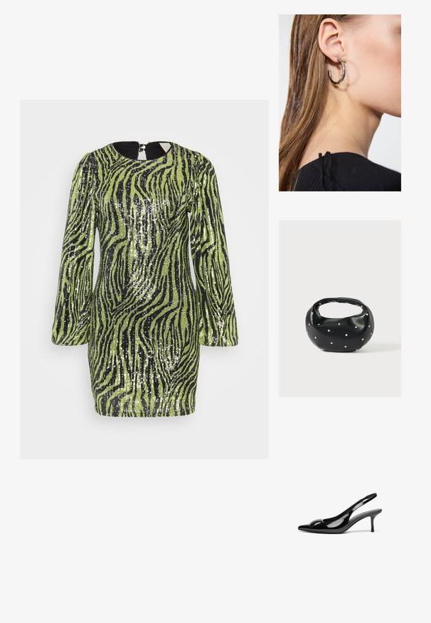 Pailletten mini-jurk in limoen groen met zwarte zebra-strepen. Heeft lange mouwen, een ronde halslijn en een rits aan de achterkant.; Zwarte gepatineerde leren slingback hakken met een puntige neus en een glanzende afwerking. Heeft een slanke hak en een ronde accent op de bovenkant.; Zwarte leren handtas met een afgeronde vorm, versierd met zilveren studs, en een korte handgreep. Gladde textuur en ritsluiting.; Zilveren oorbel met een gepolijste afwerking, met kleine gouden accentdetails en een ronde vorm, gedragen op de oorlel.