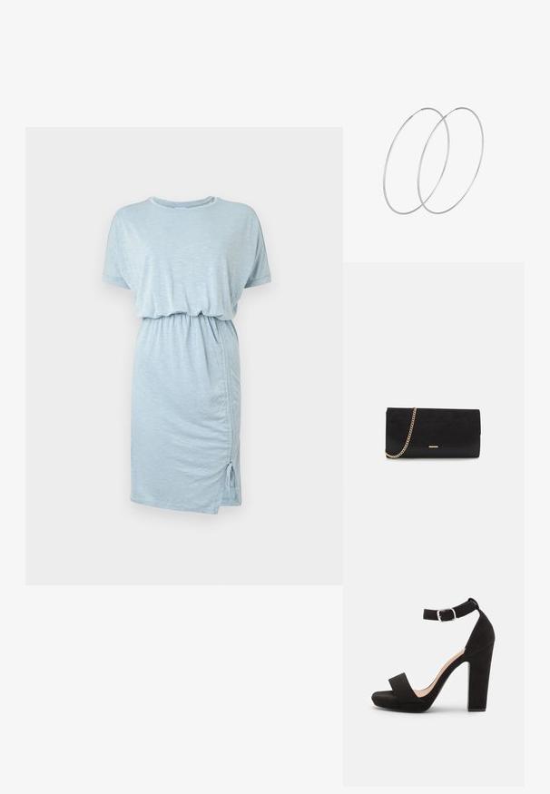 Svetlomodré šaty s krátkym rukávom, elastickým pásom a zhromaždenými detailmi po boku, vyrobené z mäkkej, textúrovanej látky.; Anna Field by Zalando Sandále - black; Čierna spojka zamszová kabelka s štruktúrovaným povrchom, vybavená zlatým reťazovým ramienkom a štýlovým, ostrým dizajnom.; Strieborné kruhové náušnice s minimalistickým dizajnom. Cirkulárny tvar, hladký povrch a tenký profil. Ľahké s lesklým povrchom.