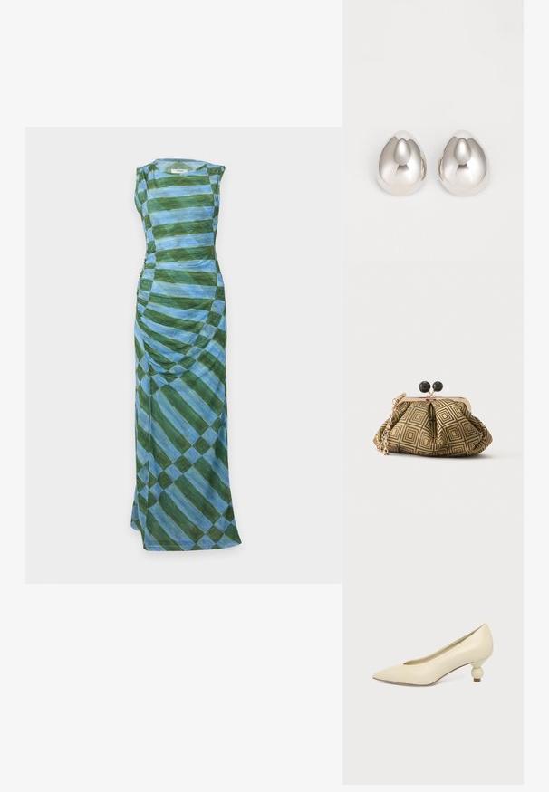 Robe longue sans manches avec détails froncés, présentant de larges rayures diagonales bleues et vertes formant un motif à carreaux.; Chaussure femme couleur crème à bout pointu avec un petit talon rond en forme de boule, sur fond uni.; Petite pochette avec motif géométrique doré et noir, cadre en métal doré, fermeture à boule noire et une courte chaîne dorée.; Boucles d'oreilles en métal argenté avec un design lisse et arrondi ressemblant à la forme d'une goutte d'eau, présentant une surface réfléchissante et une finition sans couture.