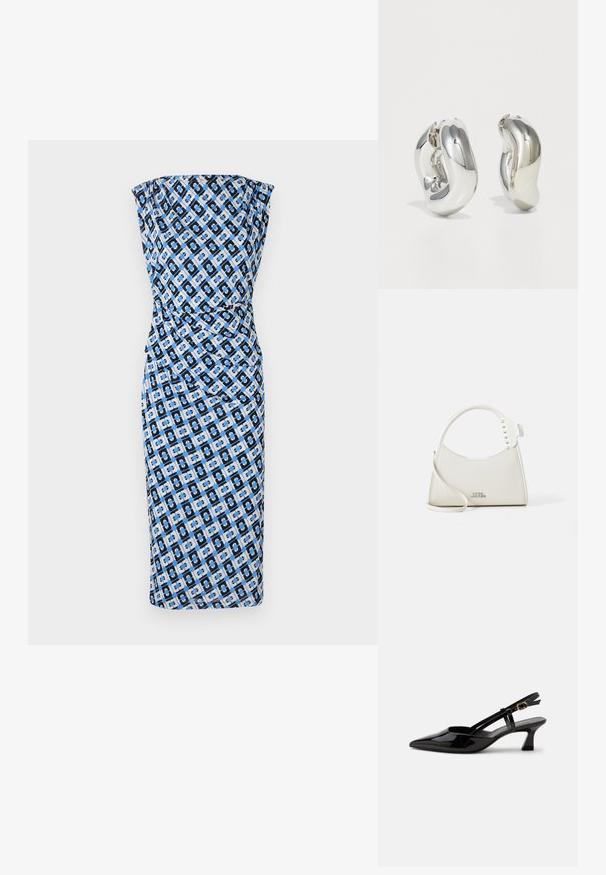 Tailliertes, trägerloses Kleid in Schwarz, Blau und mit geometrischem Muster in Weiß. Glatter Stoff mit gerafftem Design an der Taille. Knielanger Stil.; Schwarzer Slingback-Pumps aus Lackleder mit spitzer Spitze und verstellbarem goldfarbenem Riemen auf weißem Hintergrund.; Weiße Lederhandtasche mit geschwungener Form, verziert mit kleinen weißen Nieten entlang des Griffs. Verfügt über einen langen Riemen und ein geprägtes Logo auf der Vorderseite.; Silberne skulpturale Ohrringe mit glatten, geschwungenen Formen und reflektierenden Oberflächen. Sie verfügen über ein geschlossenes Ringdesign und eine ausgeprägte organische Form.