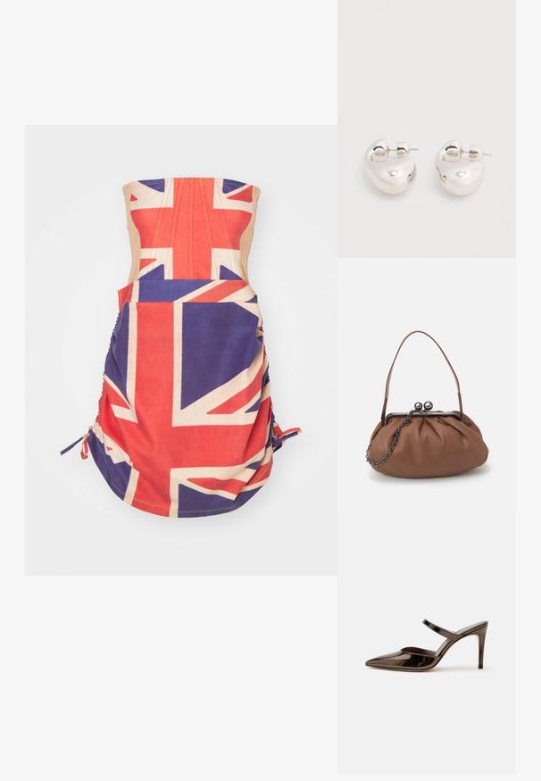 Robe sans bretelles présentant un imprimé Union Jack en rouge, blanc et bleu. Elle a des côtés froncés avec des liens et un design de corsage ajusté.; Mule à talon haut marron foncé brillant à bout pointu avec une fine bride sur le coup de pied sur fond blanc uni.; Sac à main en cuir marron avec un design plissé, une courte poignée en cuir et une bandoulière en chaîne. Présente un fermoir en métal argenté avec deux accents ronds.; Paire de boucles d'oreilles argentées brillantes et épaisses avec fermoirs à tige, sur fond blanc uni.