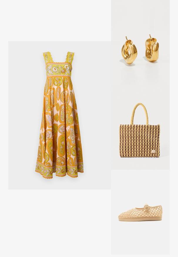 Maxi kjole i livlige orange og gule polyester med paisley mønster. Har skællede stropper og dekorativt trim langs udskæringen og kanten.; Beige vævet flad sko med lukket tå, justerbar spænde rem og lav sål på hvid baggrund.; Vævet taske i brun og gul, med en rektangulær form, to håndtag, og en tekstureret overflade med synlige sting og et mærke.; Chunky guld hoop øreringe med et let snoet, rørformet design og postsystem bagpå, på en hvid baggrund.