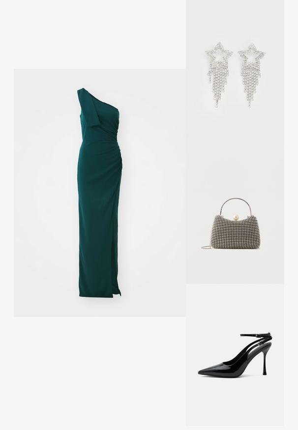 Einseitiges, langes Kleid in smaragdgrün mit Raffung und Seitenschlitz. Hergestellt aus glattem Stoff, mit einem taillierten Oberteil und schwingendem Rock.; Schwarzer Lackleder-Pumps mit hohem Absatz, spitzer Kappe und doppelten Knöchelriemen mit silbernen Schnallen.; Kleine Handtasche mit silbernem Gittermuster, gebogenem Griff, großem Perlenverschluss und einem dünnen silbernen Kettenriemen auf schlichtem Hintergrund.; Glitzernde Sternohrringe mit herabhängendem Fransen-Detail, in silberner Farbe und mit einer glänzenden, reflektierenden Oberfläche. Sternform mit filigranem Design.