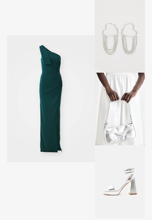 Einseitiges, langes Kleid in smaragdgrün mit Raffung und Seitenschlitz. Hergestellt aus glattem Stoff, mit einem taillierten Oberteil und schwingendem Rock.; Silberne metallic High-Heel-Sandale mit Knöchelriemen, Blockabsatz und offenem Zehenbereich auf einfachem hellem Hintergrund.; Silberne metallische Handtasche mit Schnürdetail, die ein elegantes Design und einen kurzen Tragegurt aufweist. Die Tasche wird in den Händen gehalten und zeigt ihre Textur.; Silberne Creolen in Herzform, verziert mit herabhängenden Strängen aus klaren Strasssteinen für zusätzlichen Glanz und Textur.