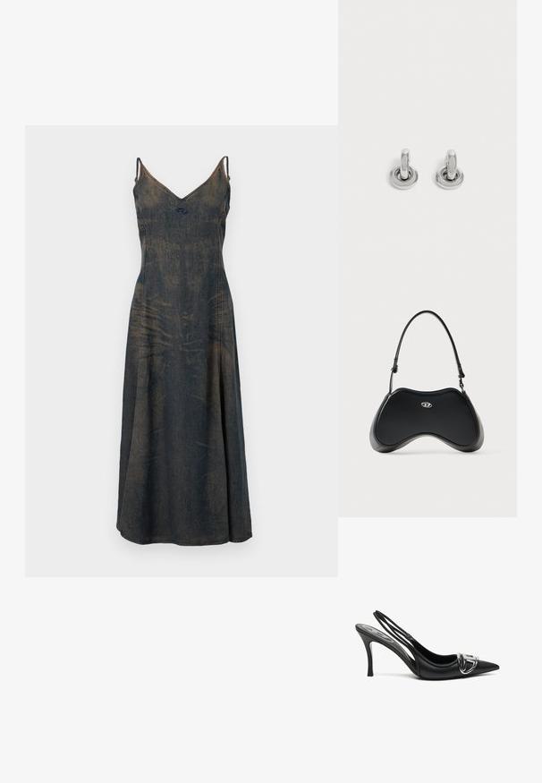 Vestido de mezclilla con escote en V, tirantes finos y falda acampanada. El material tiene un color azul oscuro desvaído, que revela sutiles variaciones en la textura.; Zapatos de tacón alto de charol negros con tira trasera y punta afilada, que presentan un detalle de hebilla plateada brillante y un tacón delgado. Textura de cuero suave, diseño minimalista.; Bolso de mano de cuero sintético negro con una forma curva única, asa corta y un detalle de logo plateado en el frente. Textura suave, diseño minimalista.; Par de pequeños pendientes de aro plateados brillantes con base redonda, exhibidos sobre un fondo claro y liso.