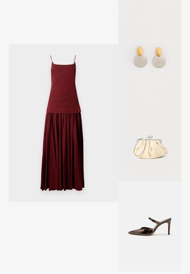 Vestido sin mangas color marrón tostado con un top ajustado y una falda fluida y plisada. Hecho de una tela ligera, cuenta con finas tirantes tipo espagueti.; Mule de tacón alto de punta estrecha de color marrón oscuro brillante con una tira delgada sobre el empeine sobre un fondo blanco liso.; Clutch de cuero beige plisado con un marco de metal plateado, que cuenta con dos broches decorativos redondos y una correa de cadena plateada.; Pendientes de metal dorado y plateado con base de disco redondo y pieza superior ovalada, textura suave y acabado pulido.