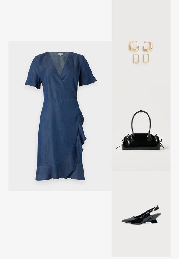 Denim omslagskjole i mørkeblå, med V-hals, korte flæseærmer og en flagrende nederdel med lagdelte detaljer i kanten.; Sort laklæder slingback sko med spids tå og lav vinklet blokhæl på ensartet lys baggrund.; Lille sort blank håndtaske med to lange håndtag og snøre-detaljer i siden på en ensfarvet lys baggrund.; To par guldfarvede geometriske hoop-øreringe på en ensfarvet hvid overflade, et par firkantede og solide, et par rektangulære og hule.