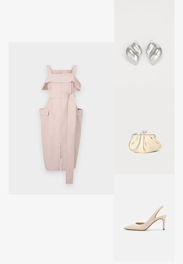 Lys pink kjole med volang-udskæring, brede stropper, bånd i taljen og to sidelommer. Har en lige skæring og slids i kanten.; Beige læder slingback-pumpe med spids tå og en tynd høj hæl. Har en udskæring ved hælen og en glat finish.; Plisseret beige læderclutch med en sølvmetalramme, der har to runde dekorative låse og en sølvkædetrasporte.; Sølvøreringe med en organisk, abstrakt form. Glat, skinnende overflade med et tilspidset design. Har subtile kurver og en centrallinje detalje.