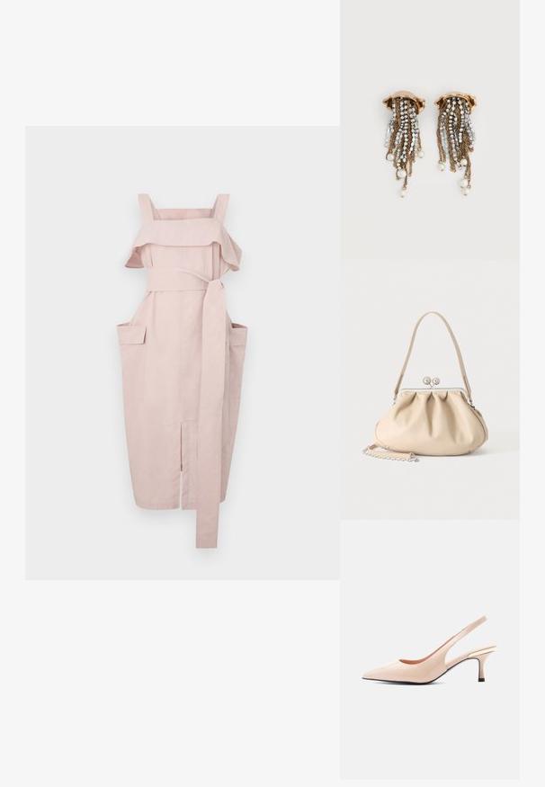 Vestido rosa pálido con escote con volantes, tirantes anchos, cintura ajustable y dos bolsillos laterales. Presenta un corte recto y una abertura en el dobladillo.; Zapato salón slingback de punta puntiaguda en tono nude brillante, con tacón kitten bajo y detalle en tono dorado en el contrafuerte del talón.; Bolso de mano de cuero suave beige con cierre de marco metálico plateado, una correa para el hombro y una correa de cadena opcional sobre un fondo blanco.; Pendientes de clip en tono dorado con cadenas de cristales en cascada y perlas blancas colgantes sobre un fondo blanco.
