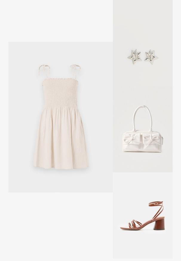 Beige, mouwloze jurk met gerimpelde buste, verstelbare schouderbanden en uitlopende rok. Gemaakt van lichte, gestructureerde stof.; Bruine sandaal met bandjes, blokhak en enkelriempje met gesp, minimalistisch ontwerp, glad leren textuur, zijaanzicht op effen achtergrond.; Witte synthetische handtas met twee voorzakken, elk voorzien van een gebonden strikdetail. Soepele textuur, afgeronde handgrepen en een ritssluiting.; Zilverkleurige stervormige oorringen met een gladde, gepolijste afwerking op een effen witte achtergrond.