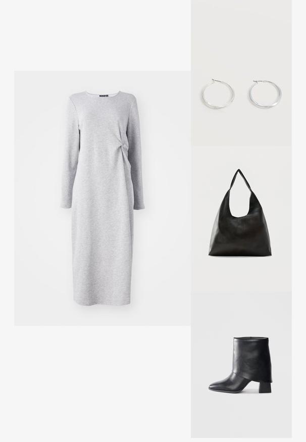 Graues langärmliges Strickkleid mit Rundhalsausschnitt, das ein verdrehtes Detail in der Taille und eine gerade Silhouette aufweist. Weicher Griff.; Schwarze Lederstiefelette mit spitzer Zehenform, glatter Oberfläche und strukturiertem Blockabsatz. Mit einem hohen, gefalteten Schaftdesign.; Schwarze, glatte Leder-Schultertasche mit einem breiten, einzelnen Riemen und einem lässigen, minimalistischen Design vor einem einfarbigen Hintergrund.; Silberne Metallcreolen mit glatter, leicht gebogener Oberfläche und Klappverschluss vor schlicht weißem Hintergrund.