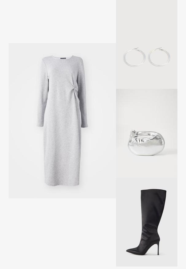 Graues langärmliges Strickkleid mit Rundhalsausschnitt, das ein verdrehtes Detail in der Taille und eine gerade Silhouette aufweist. Weicher Griff.; Schwarzer kniehoher Stiletto-Stiefel aus glattem, elegantem Material; spitze Zehe; enganliegend mit subtilen Falten nahe dem Knöchel; glänzender Absatz.; Silberne metallic Pouch-Tasche mit einer sanften, abgerundeten Form und einem geknoteten Verschluss oben. Hergestellt aus glattem Kunstleder.; Paar glänzende silberne Creolen mit dünnen Drahtverschlüssen, dargestellt vor einem hellgrauen Hintergrund.
