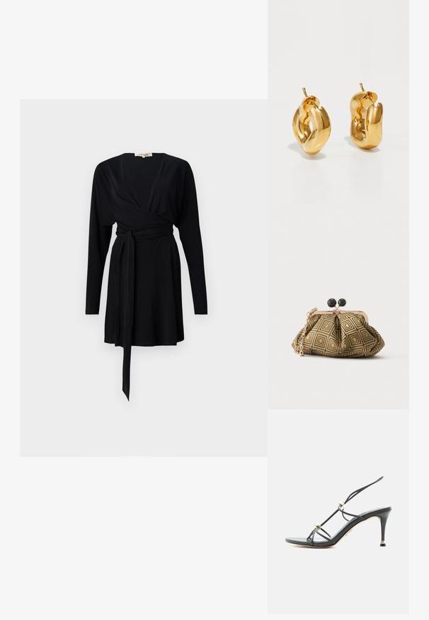 Schwarzes Wickelkleid mit langen Ärmeln, V-Ausschnitt, Gürtelschlaufen in der Taille, glatter Stoff und einem fließenden Saum.; Schwarze, hochhackige Sandale mit dünnen Riemen und goldfarbenen Perlenakzenten an einem spitzen Stilettoabsatz.; Kleine Clutch mit goldenem und schwarzem geometrischem Muster, goldfarbenem Metallrahmen, schwarzem Kugelverschluss und kurzem goldfarbenem Kettenriemen.; Fette goldene Creolen mit einem leicht verdrehten, röhrenförmigen Design und Steckverschlüssen auf einem weißen Hintergrund.