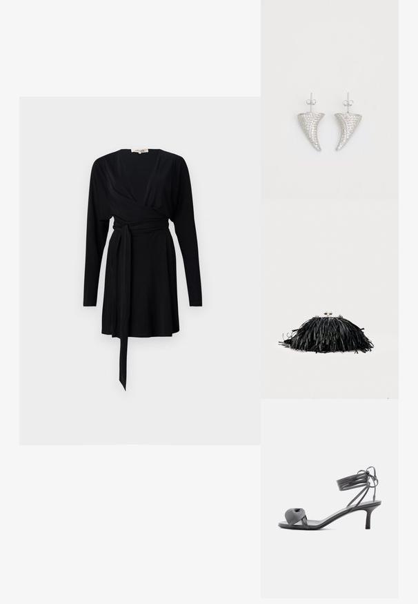 Schwarzes Wickelkleid mit langen Ärmeln, V-Ausschnitt, Gürtelschlaufen in der Taille, glatter Stoff und einem fließenden Saum.; Graue Leder-Pumps mit Absatz, verknotetem Riemen über den Zehen und Wickelriemen um den Knöchel auf schlankem, mittelhohem Absatz vor weißem Hintergrund.; Schwarze Clutch mit Fransen, silbernem Verschluss und Kettenriemen vor schlichtem, hellem Hintergrund.; Silberne, hornförmige Ohrringe, besetzt mit kleinen klaren Steinen, mit einem Steckverschluss zur Befestigung. Glatte Textur und metallisches Finish.