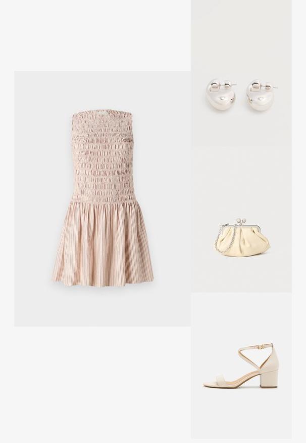 Trägerloses Kleid in Hellrosa mit vertikalen weißen und burgunderfarbenen Streifen. Verfügt über ein gerafftes Oberteil und einen schwingenden Rock für ein strukturiertes Finish.; Beige Blockabsatzsandalen mit einem minimalistischen Design, offener Zehenpartie und verstellbarem Knöchelriemen mit einer goldenen Schnallenakzentuierung. Glatte Textur.; Faltige beigefarbene Ledertasche mit einem silbernen Metallrahmen, ausgestattet mit zwei runden dekorativen Verschlüssen und einem silbernen Kettenriemen.; Paar glänzende silberne dicke Creolen mit Stecker-Verschlüssen auf weißem Hintergrund.