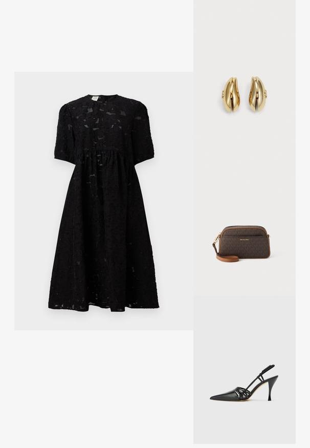 Sorte kjole lavet af textured stof med korte ærmer, rund halsudskæring og en samlet talje, der falder lige under knæet.; Sort læder højhælede slingback-sko med spids tå, crisscross-remdesign og slank stiletto-hæl. Glat tekstur og minimale accenter.; Brun crossbody taske med monogrammønster, tan detaljer, guldfarvet hardware, lynlåslukning og justerbar læderrem.; Guldringede øreringe med et flydende, buet design. Hver ørering har en glat overflade og en lille lukning med en dekorativ detalje.
