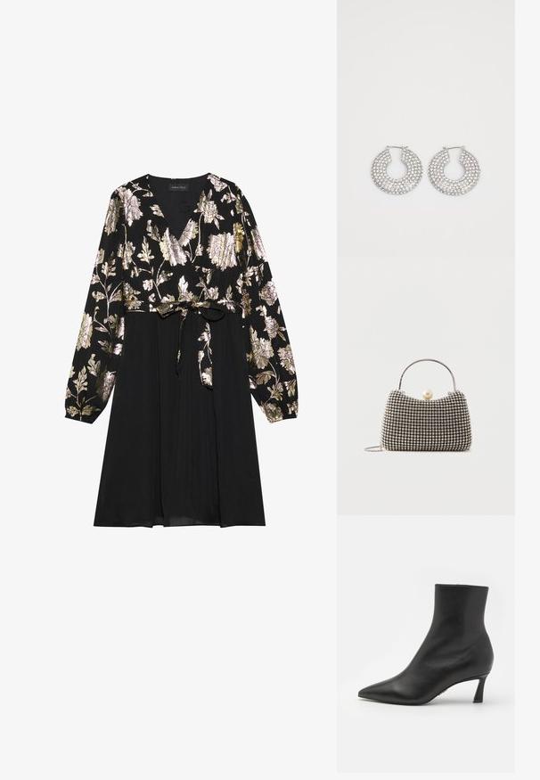 Zwarte jurk met lange mouwen, voorzien van gouden en zilveren bloemborduursels aan de bovenkant. Vetersluiting in de taille met een gladde stoffen rok.; Steve Madden LULAH - Enkelkaarsjes - black; Kleine handtas met zilverkleurig rasterpatroon, gebogen handvat, grote parel sluiting en een dunne zilveren kettingriem op een effen achtergrond.; Zilveren hoepeloorbellen versierd met meerdere heldere kristalaccenten, met een gestructureerd oppervlak en een open cirkelvormig ontwerp.