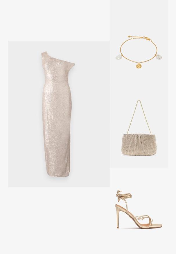 Knælang, one-shoulder kjole i lys beige med en tætsiddende silhuet, der har en paillet-tekstur og et strømlinet, lige design.; Guldmetallic højhælede sandaler med en smal ankelrem, sammenvævede forremme og et firkantet tådesign. Glat lædertekstur.; Plisseret metallic stof håndtaske med en gylden kædestrop, blød rektangulær form, lys beige farve, tekstureret overflade og samlede detaljer.; Guldfarvet kædearmbånd med to uregelmæssigt formede perler og entekstureret guldskive vedhæng, der skaber et delikat design.