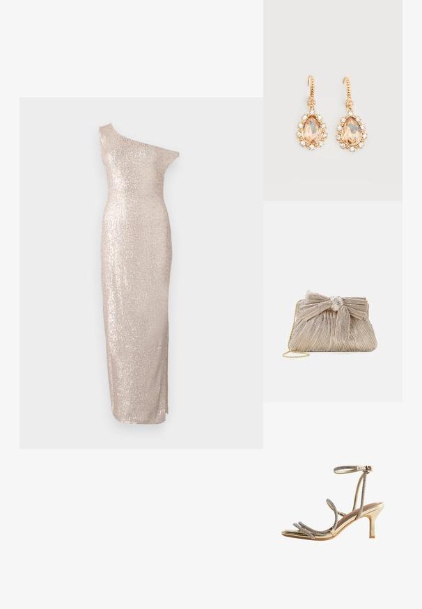 Knælang, one-shoulder kjole i lys beige med en tætsiddende silhuet, der har en paillet-tekstur og et strømlinet, lige design.; Gyldne højhælede sandaler med tynde, rhinsten-pyntede stropper omkring tæerne og anklen samt en lille spænde lukning.; Metallic guld clutch taske med plisseret stof, der har en sløjfedetalje øverst og en gylden kædetras for alsidighed og nem bæring.; Guld øreringe med kroge med store pæreformede ferskensten omgivet af små klare krystaller på en ensfarvet hvid baggrund.