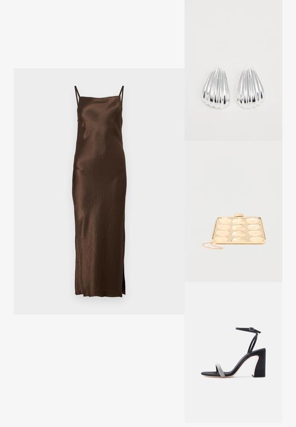 Braunes Satin-Maxikleid mit dünnen, verstellbaren Trägern, taillierter Silhouette und seitlichem Schlitz; verfügt über eine zerknitterte Textur für zusätzlichen Ausdruck.; Schwarze High-Heel-Sandale mit Knöchelriemen und funkelndem Strassriemen am Zehenbereich auf weißem Hintergrund.; Goldene Clutch mit abgerundet rechteckigem Präge-Muster und kleinem Kettenriemen vor einfarbigem Hintergrund.; Ein Paar glänzende silberne, gerippte muschelförmige Ohrringe auf einem schlichten weißen Hintergrund, die reflektierende und glatte Oberflächen zeigen.