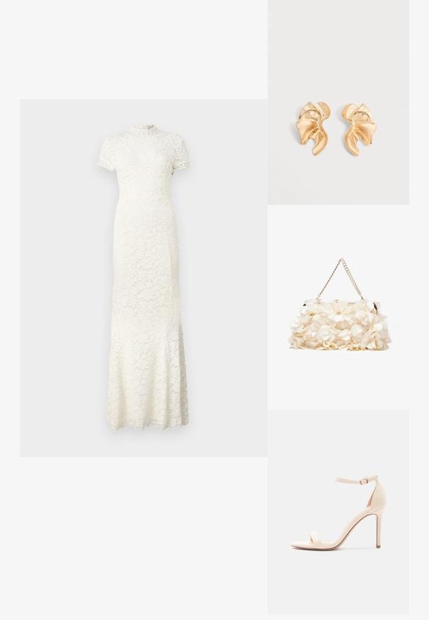 Spitzenkleid in Elfenbein, mit kurzen Ärmeln, hohem Halsausschnitt und aufwendigen floralen Mustern. Ausgestellter Saum mit gewellten Kanten.; Beige High-Heel-Sandale mit Knöchelriemen und offenem Zehenbereich, glatter Oberfläche und schlankem Stiletto-Absatz vor weißem Hintergrund.; Weißes Blumenhandtasche mit einer gerafften Stoffoberfläche, goldfarbener Kettenriemen und metallischem Verschluss. Mit strukturierten Blütenblättern für zusätzliche Details.; Paar abstrakt geformte glänzende goldene Metallohrringe mit gebogenem, gerafftem Design auf hellgrauem Hintergrund.