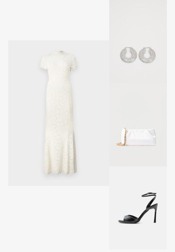 Spitzenkleid in Elfenbein, mit kurzen Ärmeln, hohem Halsausschnitt und aufwendigen floralen Mustern. Ausgestellter Saum mit gewellten Kanten.; Schwarze Sandalette mit hohem Absatz, offenem Zehenbereich, schlankem Stiletto-Absatz und Knöchelriemen mit Schnalle vor weißem Hintergrund.; Weiße weiche Clutch-Tasche mit goldener Kettenriemen, verziert mit klaren Edelsteinen, vor einem einfarbigen hellgrauen Hintergrund.; Silberne Creolen, verziert mit mehreren klaren Kristallverzierungselementen, mit einer strukturierten Oberfläche und einem offenen, kreisförmigen Design.