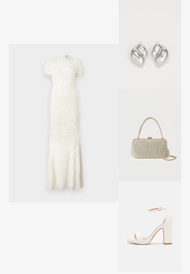 Spidkjole i elfenben med korte ærmer, høj halsudskæring og intrikate blomster mønstre. Udflydende kant med bølgede kanter.; Hvide højhælede sandaler med ankelrem, minimalistisk design, åben tå, blokhæl og glat lædertekstur.; Lille rektangulær hvid clutch-taske dækket med perleperler med en gylden metalramme og to gyldne kædestropper, en kort og en lang.; Sølvøreringe med en organisk, abstrakt form. Glat, skinnende overflade med et tilspidset design. Har subtile kurver og en centrallinje detalje.