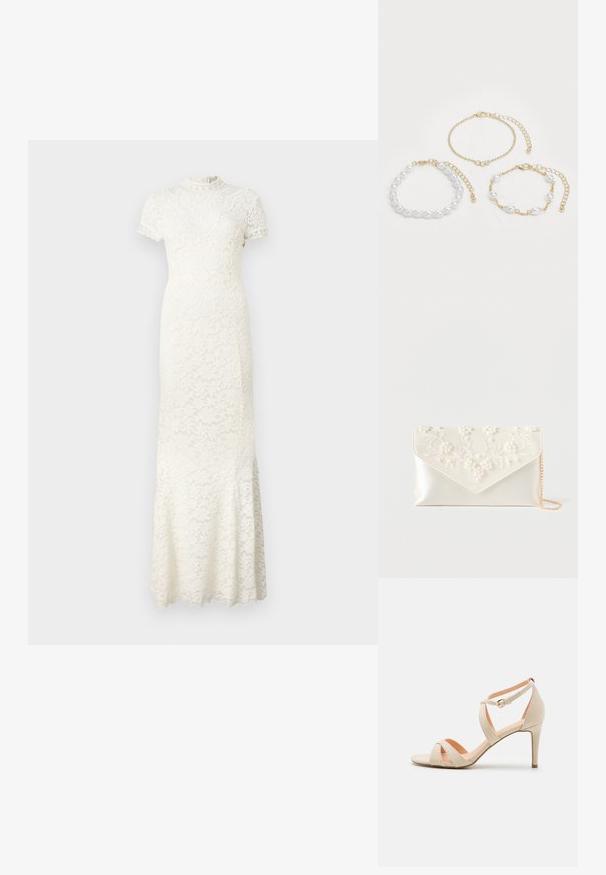 Spitzenkleid in Elfenbein, mit kurzen Ärmeln, hohem Halsausschnitt und aufwendigen floralen Mustern. Ausgestellter Saum mit gewellten Kanten.; Beige Wildleder High-Heels Sandale mit offenen Zehen, überkreuztem Riemendesign und Knöchelriemen mit goldfarbener Schnalle.; Cremefarbige Satin-Clutch mit Perlen- und Blumenstickerei auf der Klappe und einem dünnen goldenen Kettenriemen vor weißem Hintergrund.; Drei Armbänder: eines mit weißen Perlen, eines aus einer goldenen Kette mit Kristallakzenten und eines mit gemischten Gold- und Perlenverbindungen. Goldtöne dominieren.