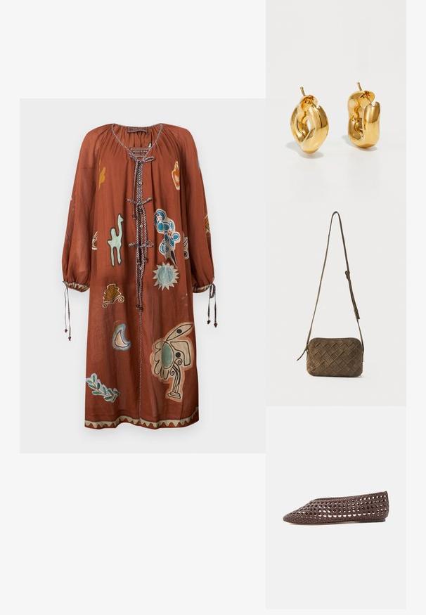 Robe à manches longues couleur rouille avec fermetures à nouer, poignets élastiques, et motifs floraux et feuilles abstraits en bleu, vert, jaune et beige.; Chaussure plate marron avec un motif ajouré tissé et un bout rond fermé, vue de profil sur un fond clair.; Sac bandoulière en daim marron avec un motif losange tissé et une longue sangle réglable sur un fond uni.; Boucles d'oreilles créoles en or massif avec un design tubulaire légèrement tordu et des fermoirs à tige sur un fond blanc.