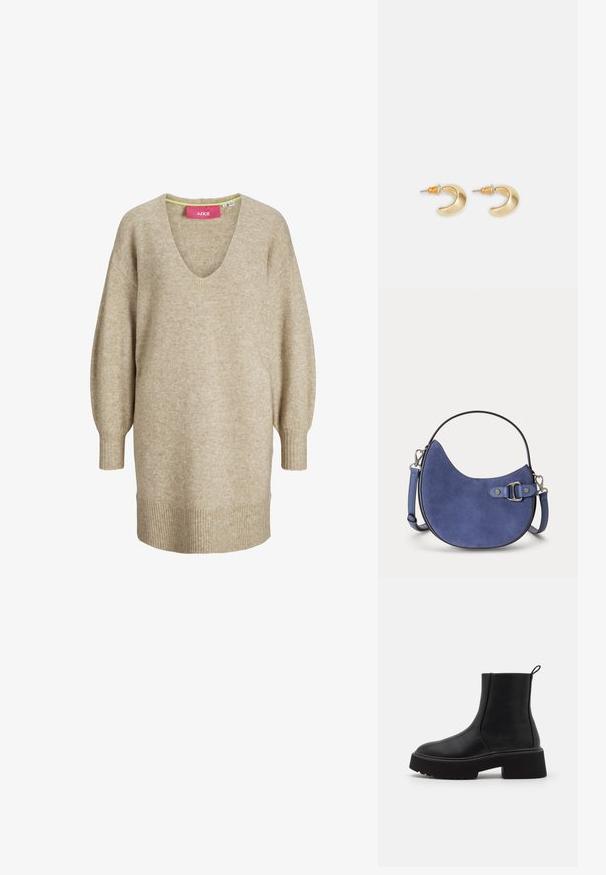 Beige gebreide jurk met lange mouwen, V-hals en geribbelde manchetten en zoom, met een losse, comfortabele pasvorm.; Zwarte leren enklaarzen met een chunky platformzool en een lichte hak, voorzien van een zijrits en een trekflap aan de achterkant.; Kleine gebogen blauwe suède handtas met een bovenhandvat, afneembare schouderriem en zilveren gespdetail op een lichte achtergrond.; Gouden halvmaanvormige oorbellen met een gladde afwerking, voorzien van oranje accenten bij de stekker en zilveren hardware.