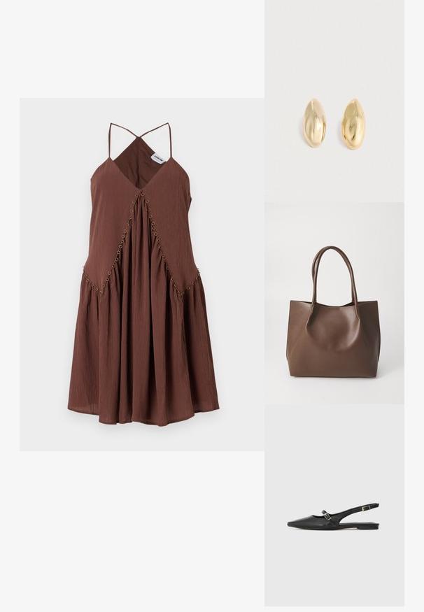 Vestido marrón sin mangas con un escote en V profundo, diseño plisado y detalles decorativos de ojales dorados a lo largo de las costuras. Tejido ligero.; Zapatos slingback de cuero negro con punta afilada, que cuentan con una correa estrecha y un detalle de hebilla plateada en el lateral. Suela plana.; Bolso tote de cuero marrón con dos asas largas, forma estructurada, textura suave y diseño minimalista. Sin herrajes o acentos visibles.; Un par de pendientes de oro en forma ovalada, irregulares, brillantes y suaves, colocados sobre una superficie clara.