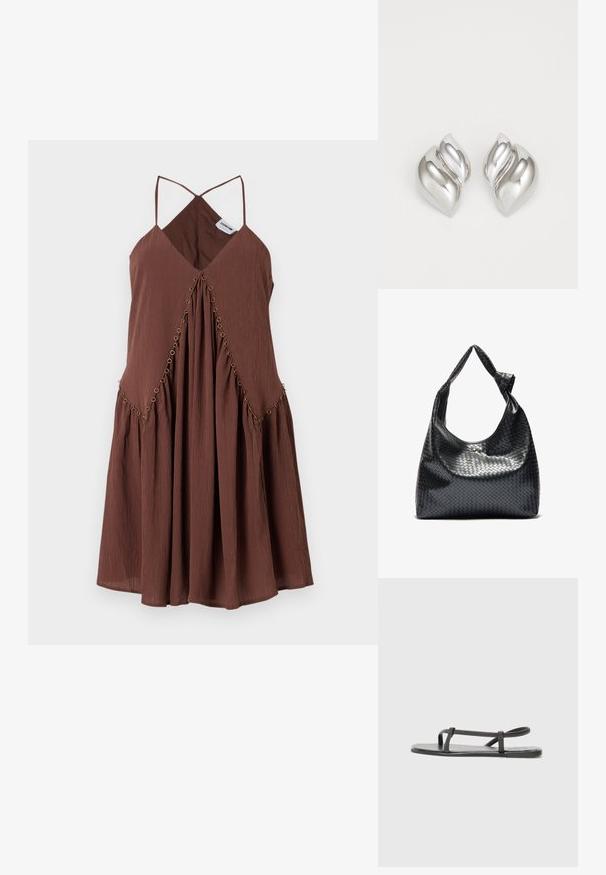 Vestido marrón sin mangas con un escote en V profundo, diseño plisado y detalles decorativos de ojales dorados a lo largo de las costuras. Tejido ligero.; Sandalias planas negras con tiras delgadas y texturizadas en un diseño minimalista. La suela es lisa y la forma general es elegante y sobria.; Bolso de cuero trenzado negro con un diseño relajado, que presenta una correa anudada y un pequeño tachuela dorada decorativa en la parte superior.; Pendientes de plata con una forma orgánica y abstracta. Superficie lisa y brillante con un diseño cónico. Presentan suaves curvas y un detalle de línea central.