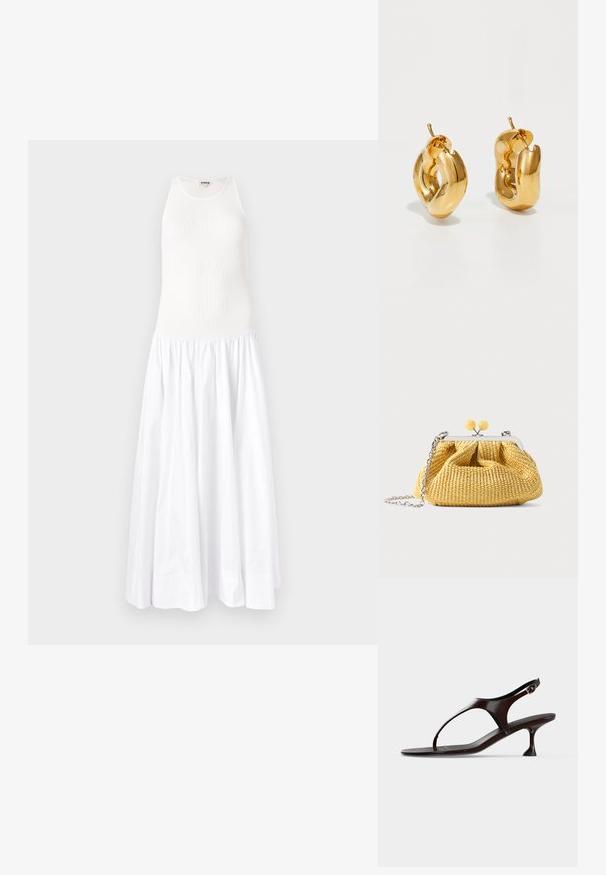 Robe maxi blanche avec un haut côtelé et une jupe fluide et froncée. Confectionnée en tissu léger, elle présente un design sans manches et un col rond.; Sandale slingback en cuir verni marron foncé avec petit talon et bride entre les orteils sur fond blanc.; Petit sac à main tissé jaune avec cadre argenté, deux fermoirs boules jaunes et une bandoulière chaîne argentée sur fond blanc.; Boucles d'oreilles créoles en or massif avec un design tubulaire légèrement tordu et des fermoirs à tige sur un fond blanc.