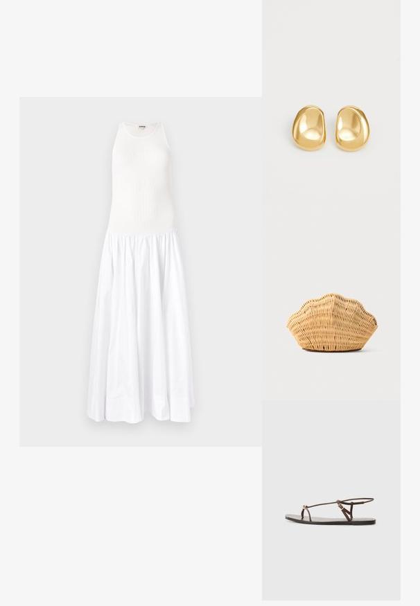 Robe maxi blanche avec un haut côtelé et une jupe fluide et froncée. Confectionnée en tissu léger, elle présente un design sans manches et un col rond.; Sandale en cuir marron avec des fines lanières, un accent circulaire doré et une semelle plate. Design minimaliste avec un détail de boucle réglable.; Sac à main en rotin tissé en forme de coquille Saint-Jacques de couleur brun clair naturel avec des bords arrondis et texturés.; Boucles d'oreilles en forme de clou de couleur or, avec une forme lisse et arrondie et une surface réfléchissante, mettant en avant un design minimaliste sans motifs visibles.