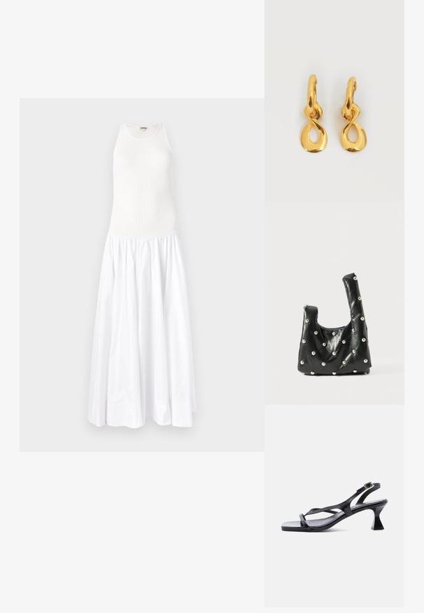Weißes Maxikleid mit einem gerippten Oberteil und einem fließenden, gerafften Rock. Hergestellt aus leichtem Stoff, verfügt es über ein ärmelloses Design und einen runden Ausschnitt.; Schwarze Ledersandale für Damen mit dünnen Riemen, quadratischer Spitze, verstellbarer Schnalle am Knöchel und ausgestelltem, mittelhohem Absatz.; Schwarze Lederhandtasche mit einer weichen Textur, runden Obergriffen und metallischen Perlenakzenten auf der Oberfläche. Kompakte, strukturierte Form.; Goldfarbene Creolen mit einem verdrehten, tropfenförmigen Anhänger, der an jedem Creolenring hängt, auf weißem Hintergrund.