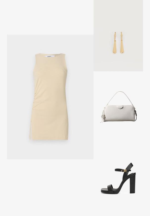 Robe sans manches de couleur crème avec des détails froncés sur le côté et un accent à nouer. Tissu lisse, design ajusté et longueur au-dessus du genou.; Sandal à talons hauts noirs en cuir lisse, avec une large lanière à l'avant, une lanière de cheville avec une boucle dorée et un talon carré épais.; Sac à main rectangulaire blanc Calvin Klein avec une seule poignée, design minimaliste et pampilles décoratives avec un charm métallique géométrique sur le côté.; Boucles d'oreilles pendantes en ton or avec des pendentifs lisses en forme de goutte allongée suspendus à de petites attaches en forme d'anneau sur un fond blanc.