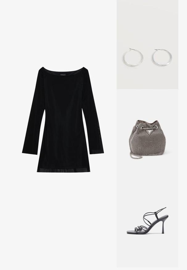 Schwarzes langärmliges Kleid mit schulterfreiem Dekolleté, glatter Textur und fließender Silhouette. Verfügt über transparente Details am Saum.; Schwarze, hochhackige Sandalen mit dünnen Riemen und einem geknoteten Design, einer glatten, rechteckigen Zehenpartie und einem eleganten Stiletto-Absatz.; Metallisch graue Bucket Bag mit Strassverzierungen, einem Kordelzugverschluss und einem silbernen Kettenriemen. Auf der Vorderseite befindet sich eine Logo-Plakette.; Silberne Metallcreolen mit glatter, leicht gebogener Oberfläche und Klappverschluss vor schlicht weißem Hintergrund.