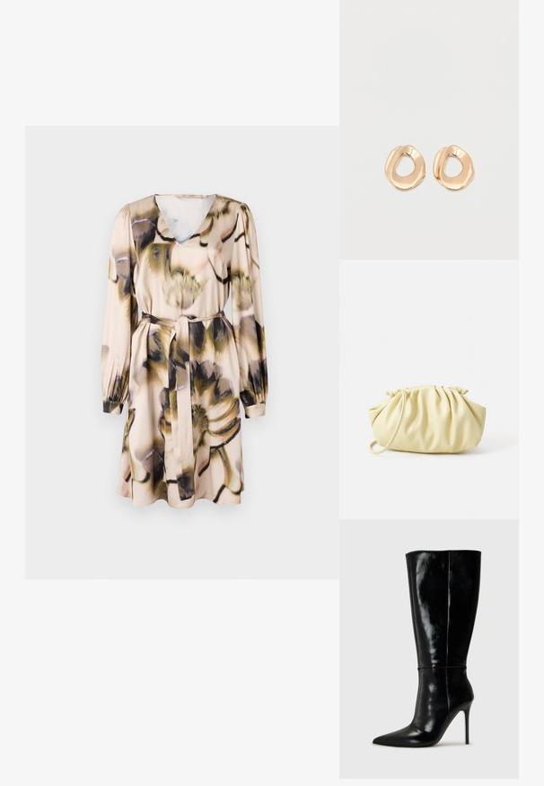 Blumenmusterkleid in Hellbeige, mit V-Ausschnitt, langen Ärmeln und einem gebundenen Taillengürtel. Seidige Textur mit einem lockeren, fließenden Design.; Schwarze Leder-Knielange Stiefel mit spitzem Schuh und hohem Stiletto-Absatz. Glatte Textur und elegantes Design, das sich durch minimale Details auszeichnet.; Gelbe, gefaltete Handtasche aus glattem Kunstleder mit weicher Form, einzigem Schulterriemen und gerafftem Oberteil.; Paar unregelmäßig geformter, polierter Creolen aus goldfarbenem Metall mit offenem Zentrum auf weißem Hintergrund.