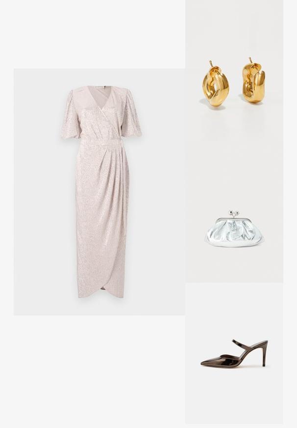 Vestido envolvente largo hasta el suelo de color rosa pálido, con mangas cortas y flotantes; presenta una tela texturizada y brillante con una cintura fruncida y una falda drapeada.; Mule de tacón alto de punta estrecha de color marrón oscuro brillante con una tira delgada sobre el empeine sobre un fondo blanco liso.; Pequeño bolso de mano metálico plateado con diseño redondeado y fruncido y cierre de broche con dos esferas plateadas.; Pendientes de aro grueso en oro con un diseño tubular ligeramente retorcido y cierre de presión, sobre un fondo blanco.