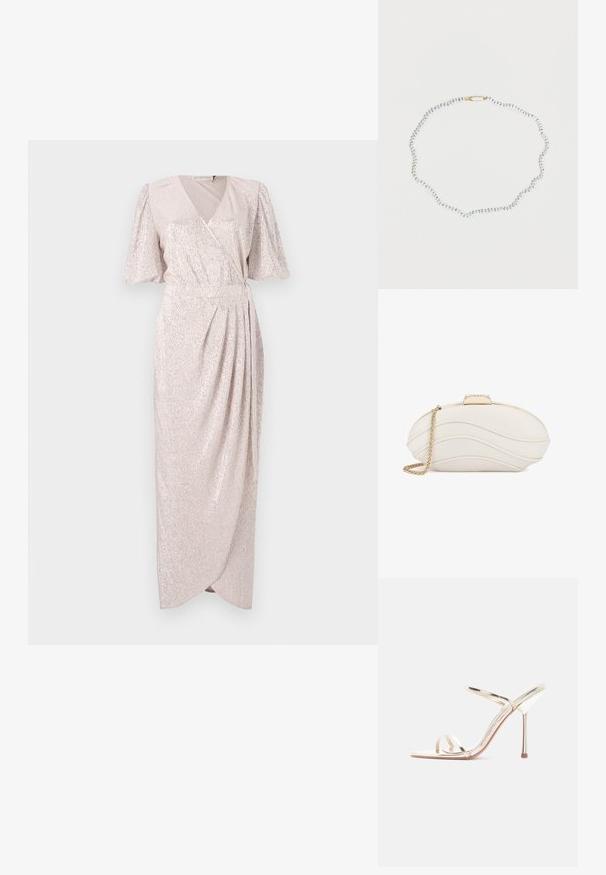 Vestido envolvente largo hasta el suelo de color rosa pálido, con mangas cortas y flotantes; presenta una tela texturizada y brillante con una cintura fruncida y una falda drapeada.; Sandalia metálica dorada de tacón alto con finas tiras en los dedos y el tobillo sobre un fondo blanco.; Bolso de mano pequeño de color crema con ondas curvas cosidas, correa de cadena dorada y cierre de broche dorado sobre un fondo blanco.; Collar con pequeñas cuentas blancas y detalles azules, asegurado con un broche de oro, exhibido sobre un fondo blanco.
