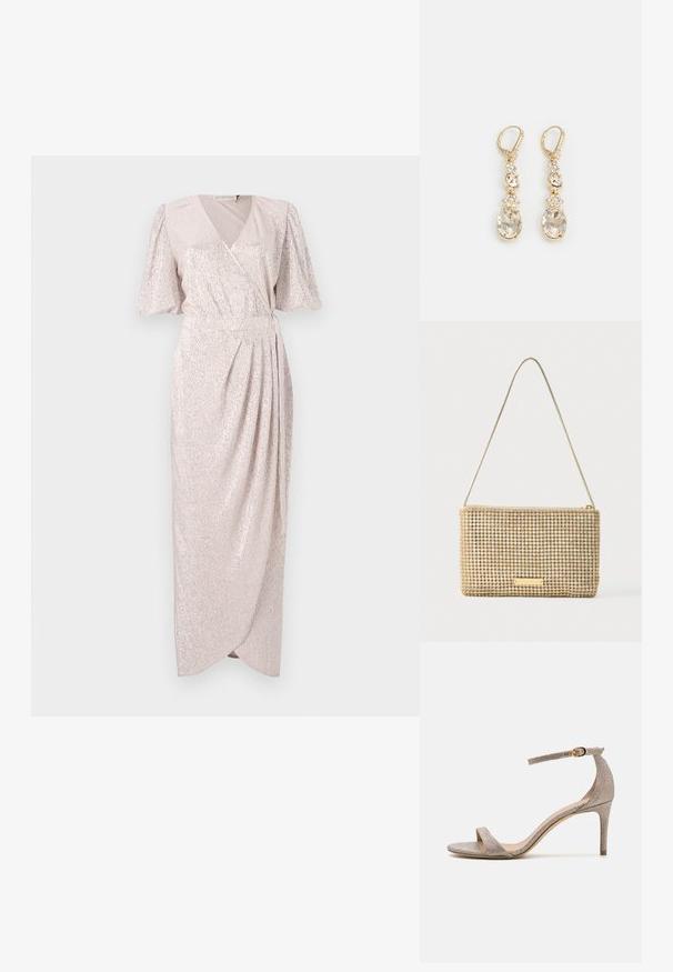 Lichtroze, vloerlange wikkeljurk met korte, flapmouwen; heeft een gestructureerde, glinsterende stof met een gathered taille en gedrapeerde rok.; Open-toe hoge hak sandaal in metallic roségoud. Beschikt over een dunne enkelband met een gouden gesp accent en een gestructureerde afwerking.; Gouden clutch met een rechthoekige vorm, bedekt met glanzende, zilveren strass-steentjes. Voorzien van een dunne metalen schouderriem en een ritssluiting.; Goudkleurige oorhangers met een heldere ovale crystal aan de basis, verfraaid met kleinere kristallen en bloemdetails erboven.